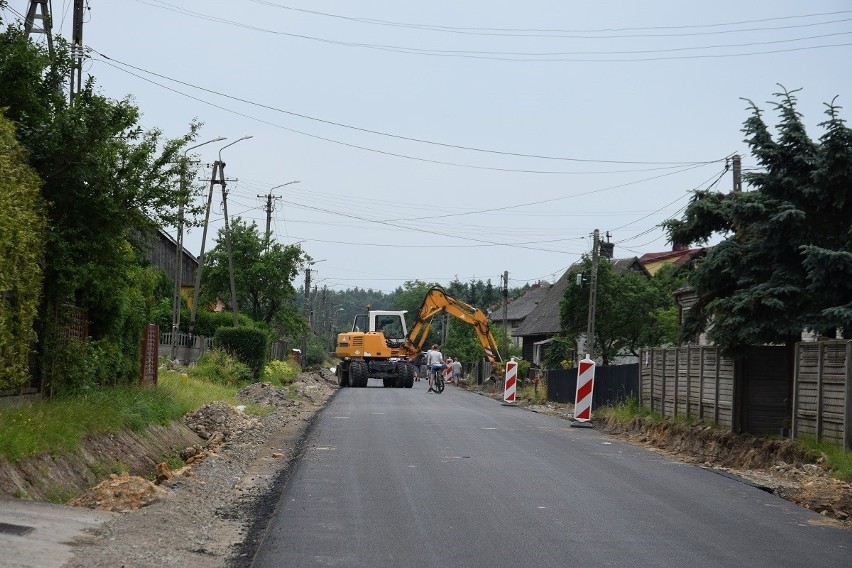 Radni zaapelowali, trwa drugi etap remontu drogi w Mircu -Poddąbrowie