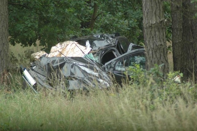 Dacia duster uderzyła w drzewo. Nowe auto zostało kompletnie zniszczone.