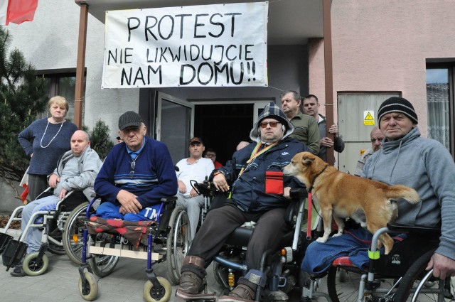 Podopieczni filii DPS-u w Kluczborku zapowiadają, że będą protestować tak długo, aż starosta odstąpi od planów likwidacji ich domu i przenosin mieszkańców do budynku przy ul. Wołczyńskiej.