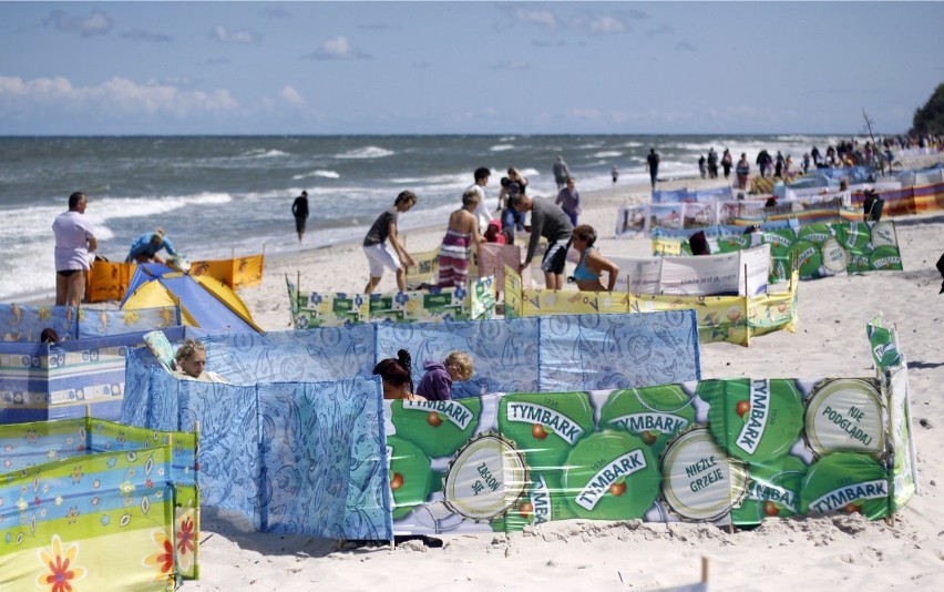 Parawany na plaży we Władysławowie. Korytarze bezpieczeństwa na pomorskich plażach [zdjęcia, wideo]