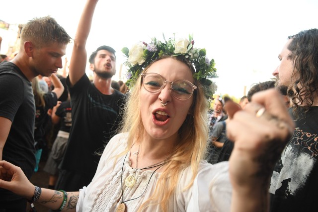 Łydka Grubasa, Agnieszka Chylińska, Skunk Anasie no i Kult - m. in. te zespoły występują na Dużej Scenie Pol'and'Rock Festiwalu 2019. Do Kostrzyna nad Odrą ściągnęły nieprzebrane tłumy. Zobacz, co w czasie koncertów działo się pod Dużą Sceną. Polecamy wideo: Majka Jeżowska na Pol'and'Rock Festiwalu 2019 w Kostrzynie nad OdrąPolecamy: Pol'and'Rock Festival 2019 - line-up, koncerty, program, data. Jak dojechać na festiwal Kostrzynie nad Odrą? PolAndRock pociągi, mapa