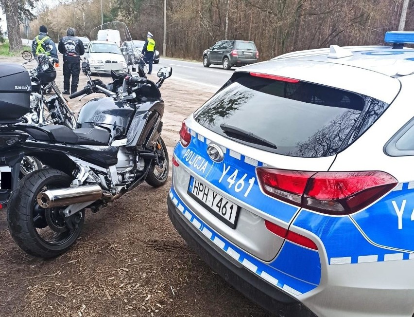 Motocykle są wszędzie - wspólna akcja ostrołęckich policjantów i motocyklistów 17.04.2021. Zdjęcia