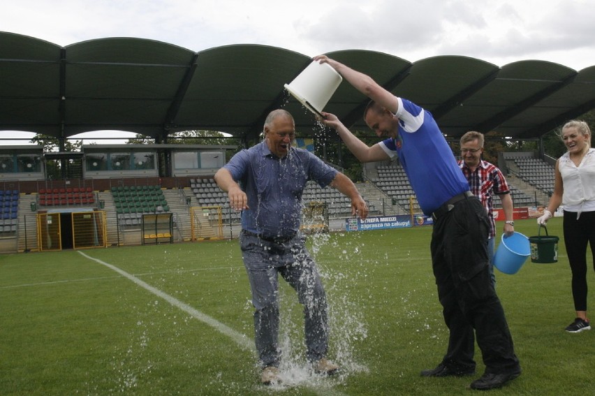 Ice Bucket Challenge: Politycy przelewają wodę i pieniądze. Kiedy akcja nie ma sensu? (FILMY)