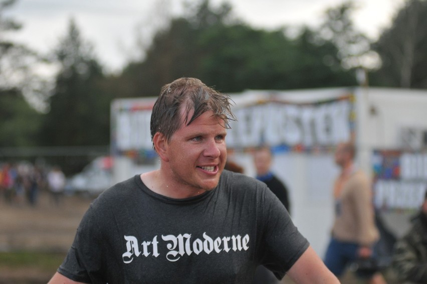 Filip Chajzer wskoczył do błota na Przystanku Woodstock...
