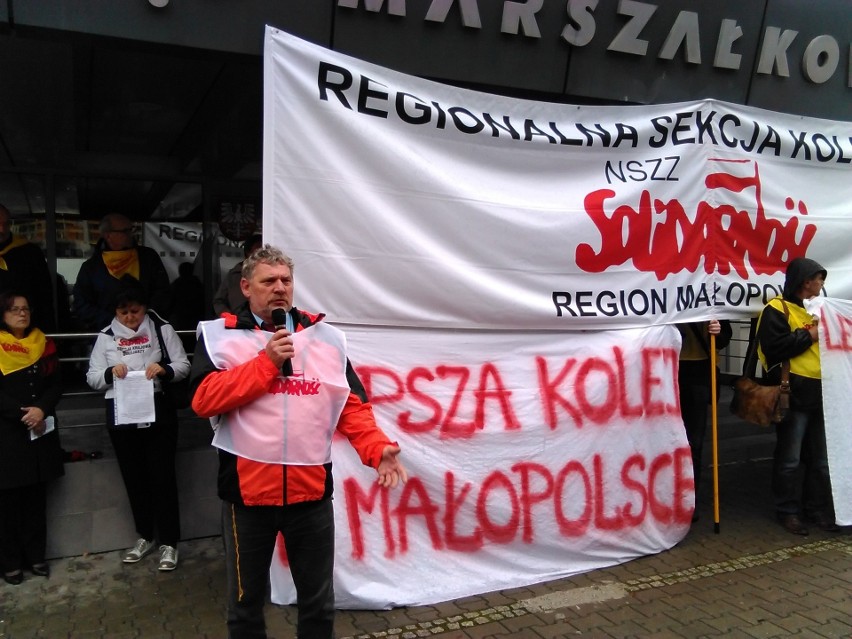 Kraków. Protestujący kolejarze: Marszałek bawi się spółką jak kolejką