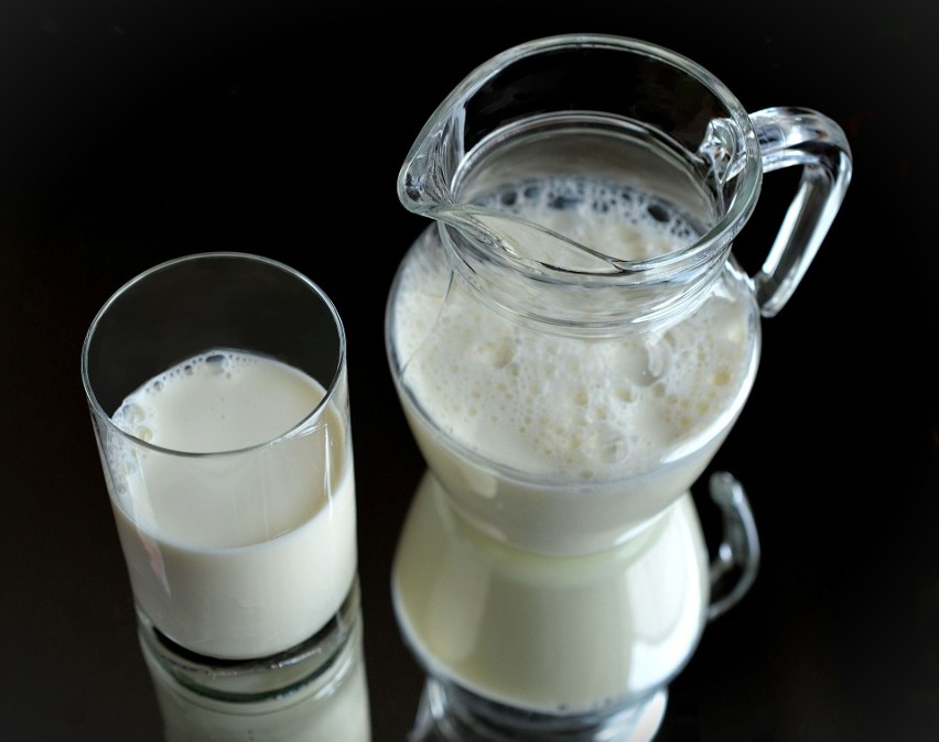 Mleko - mit mówi, że szklanka ciepłego mleka pomaga zasnąć....