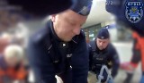 Policjanci ratowali 65-latka w supermarkecie w centrum Opola. Zobacz nagranie z kamery [WIDEO]