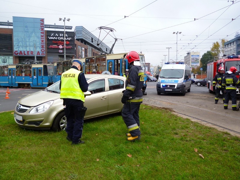 Wypadek na pl. Dominikańskim. Samochód wjechał pod tramwaj. Dwie osoby ranne (ZDJĘCIA)