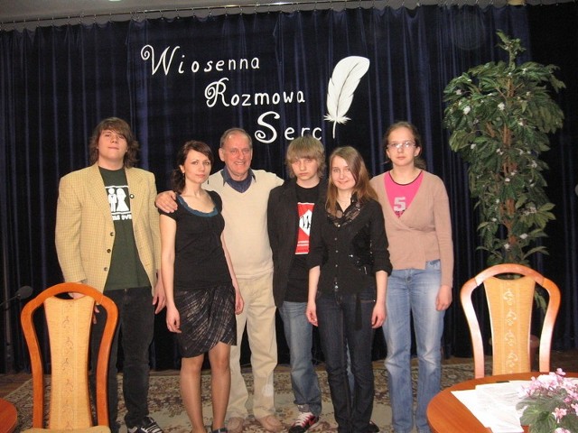 Andrzej Mędrzycki ( w środku)  i jego poetyccy podopieczni: od lewej: Filip Pikalski, Martyna Ruszczyk, Przemek Tarka( dźwięk), Dominika Lewandowska i Sylwia Kozłowska.