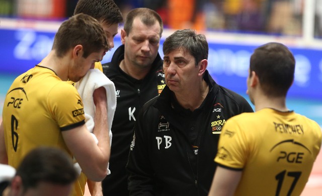 Trener Philippe Blain zapisał na swoim koncie kolejne zwycięstwo, ale stracony punkt w Radomiu martwi francuskiego szkoleniowca. PGE Skra może dzisiaj spaść na piąte miejsce w tabeli PlusLigi