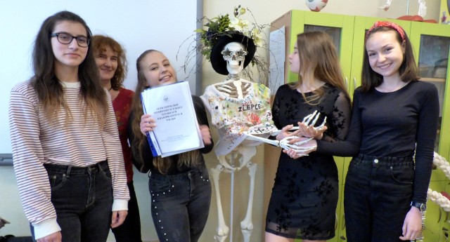 Buska "Jedynka" górą! Agata Galus, Amelia Wojnowska, Dominika Duda, Natalia Ciślak (stoją od prawej - na zdjęciu z opiekunem Anną Masłowską) wygrały finał wojewódzki konkursu "Ekologia, my i region, w którym żyjemy".