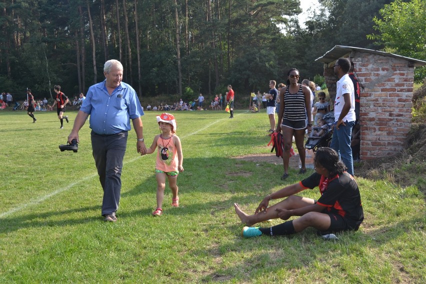 Mieszkańcy Chwałęcic zagrali mecz z pielgrzymami z Trynidadu...