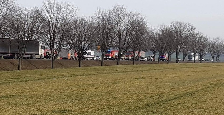 Wypadek pod Wrocławiem. Jedna osoba nie żyje, cztery są ranne. Z aut nie zostało nic