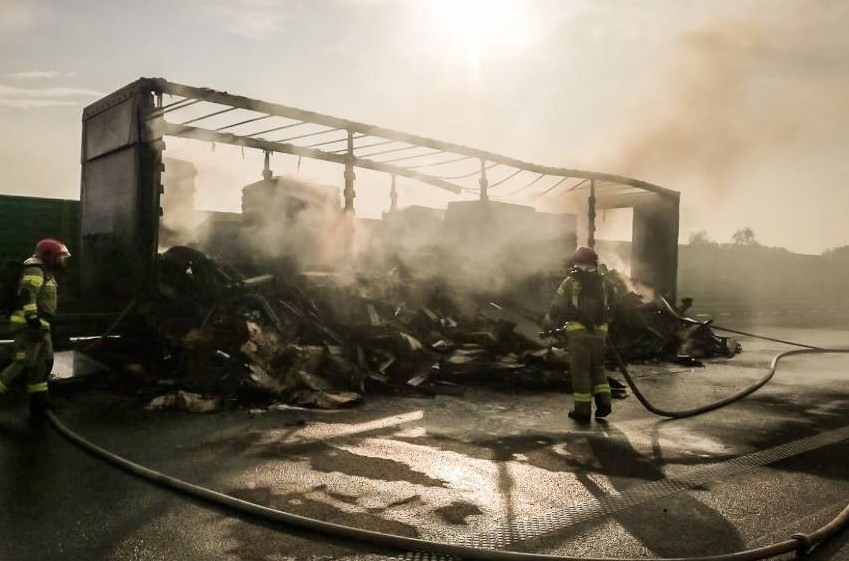 Ostrołęka. Pożar naczepy samochodu ciężarowego na Warszawskiej. Dało się słyszeć kilka eksplozji