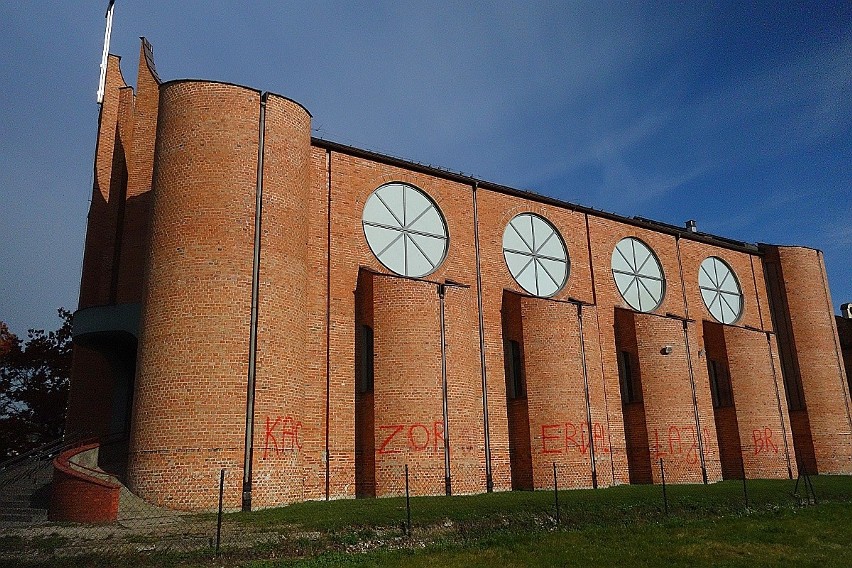 Wandale pomazali kościół Trójcy Przenajświętszej w Łodzi. Obraźliwy napis na kościele przy parku Podolskim