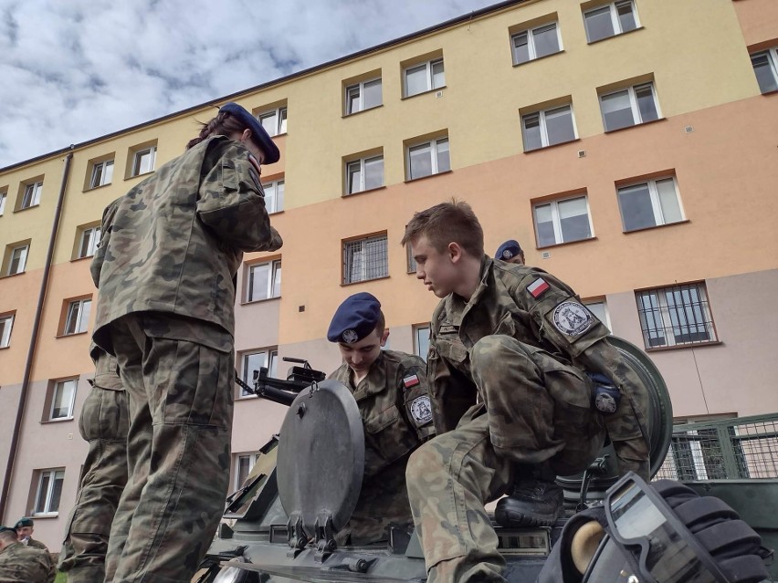 Klasa mundurowa Oddziału Przygotowania Wojskowego z Solca nad Wisłą z wizytą w Akademii Lotniczej w Dęblinie. Zobacz zdjęcia