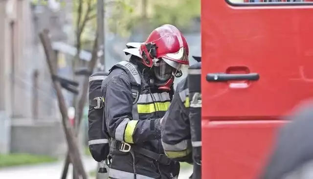 W akcji gaszenia pożaru garażu w Borównie brało udział sześć zastępów straży pożarnej