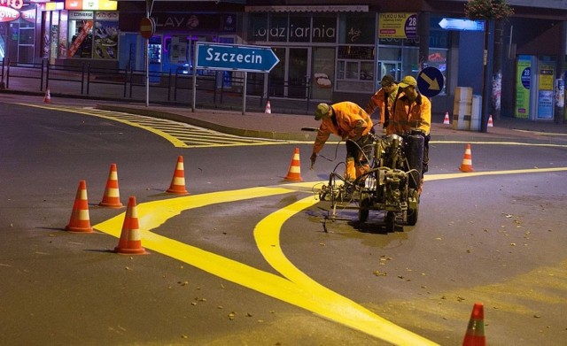 Nowe oznakowanie przygotowywano po zmierzchu, kiedy ruch pojazdów jest mniejszy. 