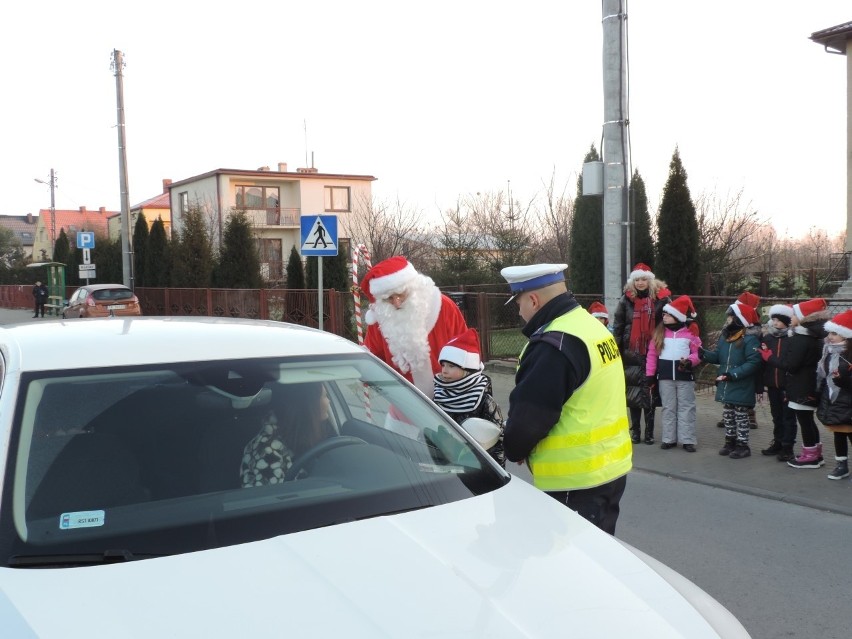 Mikołajkowa akcja policji i uczniów sandomierskiej "trójki". Rózgi i słodkie Mikołaje dla kierowców (ZDJĘCIA)