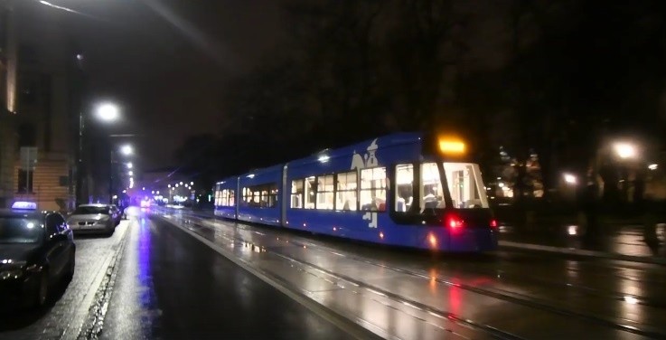 Kraków. Nowy tramwaj przejechał przez miasto. Niepotrzebna mu była sieć trakcyjna [WIDEO]