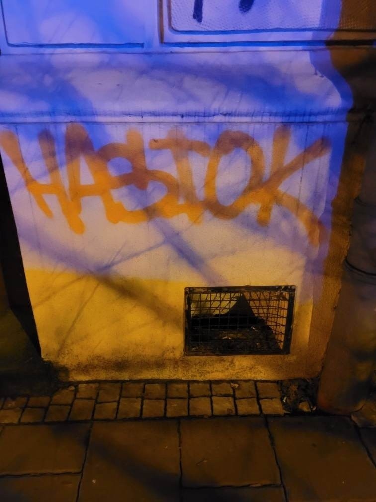 Kraków. W środku nocy dwóch mężczyzn pobazgrało kamienice przy ul. Sebastiana i Dietla. Chwilę później miała ich policja