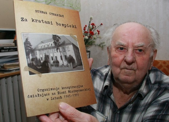 - Materiały do tej książki zbierałem ponad 60 lat - opowiada Stefan Cyraniak.