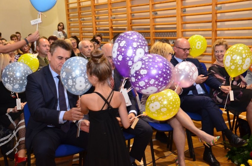 Uczniowie obdarowali gości symbolicznymi balonami