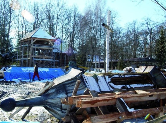 Dzwonnica została nie tylko przeniesiona, ale już także częściowo złożona. Kościół powinien być gotowy do końca lipca.