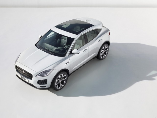 Jaguar E-Pace.SUV ma 4 395 mm długości, a rozstaw osi to 2 681 mm. Bagażnik pomieści natomiast 577 litrów ładunku. Stylistycznie nie odbiega on od już oferowanych pojazdów. Przykładowo przednie światła są podobne do tych znanych z Jaguara F-Type.Fot. Jaguar