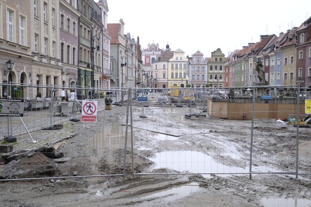 Deszcze i burze towarzyszyły mieszkańcom Poznania przez cały dzień 20 czerwca 2022 roku. Choć obyło się bez większych podtopień, to niestety pogoda tego dnia dała się we znaki poznaniakom, utrudniła m.in. pracę robotników podczas przeprowadzanych w mieście remontów. Zobacz deszczowe zdjęcia stolicy Wielkopolski!Zobacz nastęone zdjęcie --->