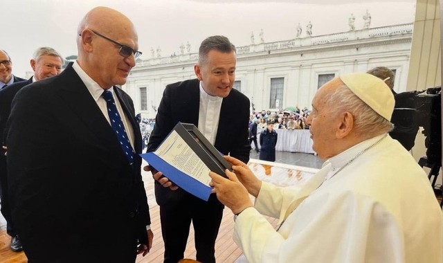 Sławomir Bukowski, rektor radomskiego Uniwersytetu (z lewej) wręczył papieżowi pamiątkowy krzyż, obok ksiądz Grzegorz Zieliński, wiceprzewodniczący Rady Uczelni.