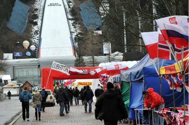 Wiatr popsuł narciarskie święto w Zakopanem [FOTORELACJA]