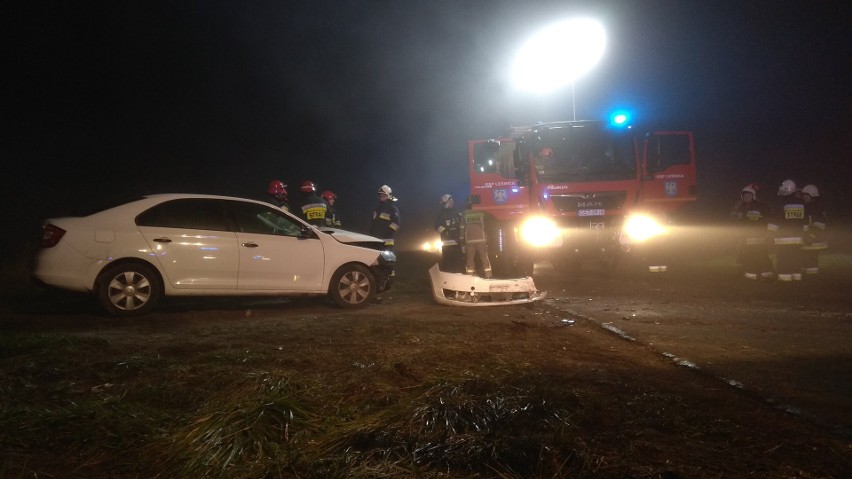 Wypadek niedaleko Leśnicy. Skoda zderzyła się z ciężarówką. Pasażer stracił palec