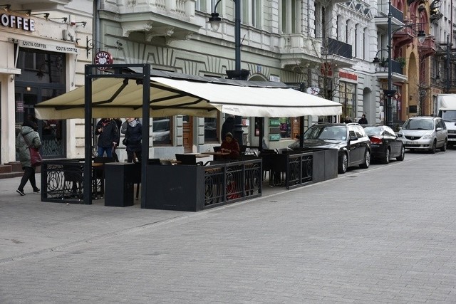 Kawiarnia Costa Coffee już od paru lat jako pierwsza wystawia swój ogródek na ul. Piotrkowskiej.