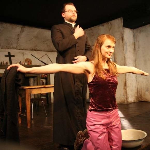 Ksiądz Welsh (Bernard Maciej Bania) i Girleen (Katarzyna Mikiewicz) &#8211; niespełniona miłość małolaty i kapłana alkoholika