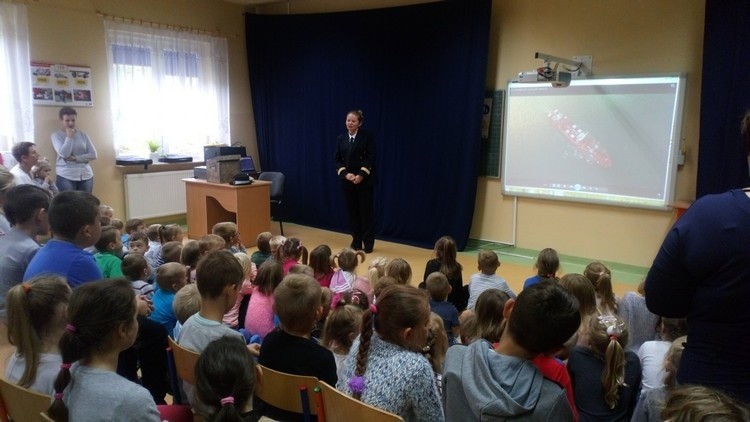 Oficer żeglugi wielkiej Justyna Adamczyk odwiedziła uczniów szkoły w Chybicach w gminie Pawłów 