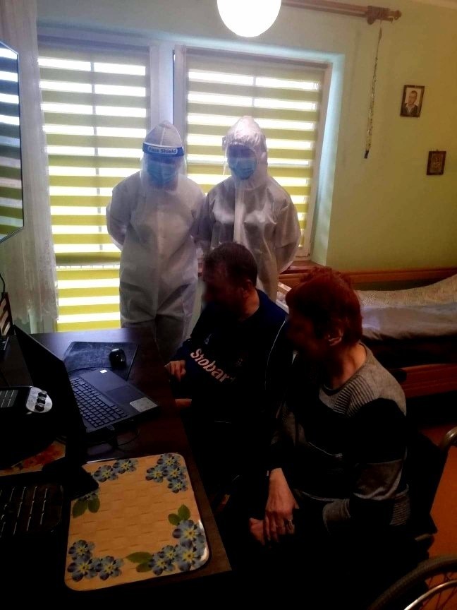 Prawosławne święta w cieniu koronawirusa. Dzięki terytorialsom, seniorzy z hajnowskich domów pomocy mogli spotkać się z bliskimi (zdjęcia)