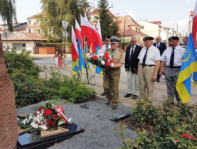 Na cmentarzu wojennym i pod Pomnikiem Marszałka Józefa Piłsudskiego odbyły się w Tarnobrzegu uroczystości z okazji Święta Wojska Polskiego obchodzonego 15 sierpnia na pamiątkę zwycięskiej Bitwy Warszawskiej z 1920 roku. W tym roku przypada 101. rocznica batalii uznanej za osiemnastą decydującą bitwę w dziejach świata. Podczas miejskich obchodów hołd walczącym i poległym żołnierzom oddały władze miasta na czele z prezydentem Dariuszem Bożkiem, przedstawiciele Rady Miasta i  Klubu Gazety Polskiej. Przed południem kwiaty pod pomnikiem złożyli członkowie koła Związku Oficerów Rezerwy Rzeczypospolitej Polskiej imienia marszałka Józefa Piłsudskiego w Tarnobrzegu. Zobacz więcej na kolejnych slajdach >>>