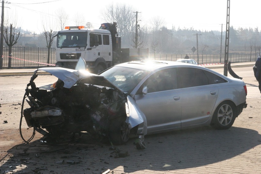 Ostrów. Wypadek na Broniewskiego. 13.03.2022 samochód uderzył w słup przy skrzyżowaniu Broniewskiego i Parkowej. Zdjęcia 