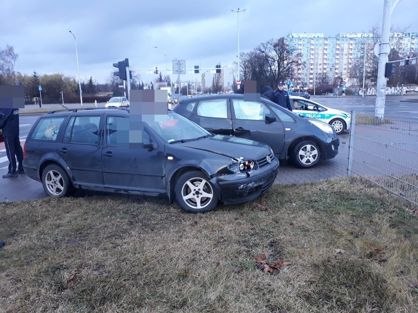 Wypadek nieoznakowanego radiowozu i volkswagena (ZDJĘCIA)