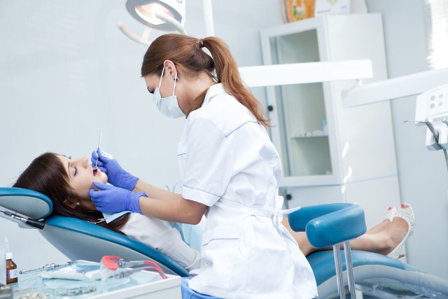 Wybór metody obudowy zęba zależy w dużej mierze od stanu korony zębowej