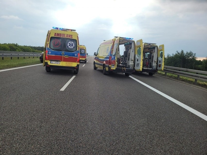 Na autostradzie A4 w Bratkowicach bus uderzył w bariery i przewrócił się na jezdnię. Cztery osoby ranne