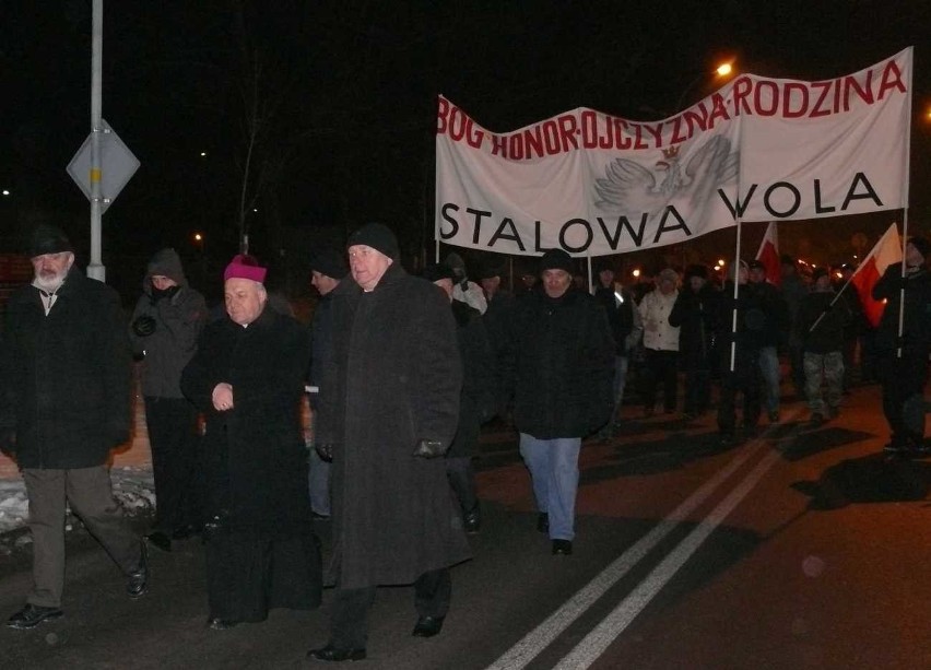 W marszu niesiony był transparent Młodzieży Wszechpolskiej.