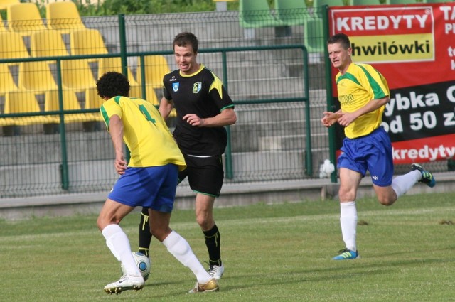 Daniel Beszczyński (w czarnej koszulce) po raz pierwszy w swojej karierze piłkarskiej przeżył gorycz degradacji