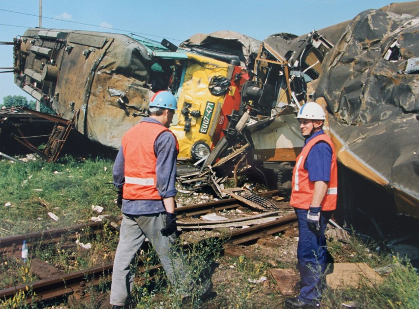 Elektrowóz i wagon pocztowy zostały zmiażdżone. Ten wypadek wstrząsnął regionem. Katastrofa kolejowa w Grajewie 17.07.1998.  (zdjęcia)