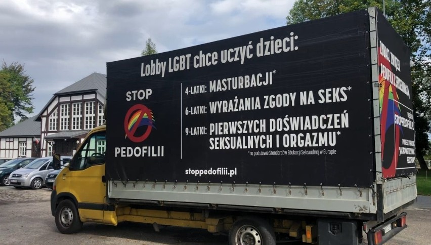 „Homofobusy" w województwie łódzkim. „Stop pedofilii", strop...