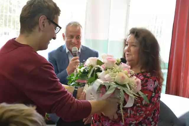 Niezwykły gość, jakim była aktorka Anna Dymna, otrzymała od uczniów i nauczycieli z ośrodka w Baryczy piękne kwiaty
