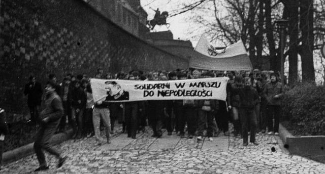 Aresztując opozycjonistów, SB uniemożliwiała im udział w uroczystościach na Wawelu. Na zdj. 11.11.1984 r.