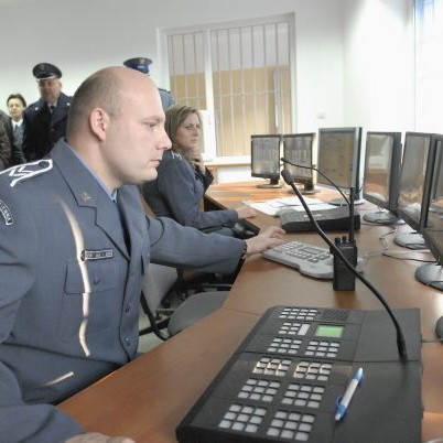 - Zajmuję się monitoringiem - zdradza sierżant Krzysztof Furmanowicz. - Nowe kamery zamontowano na korytarzach czy w więziennych celach