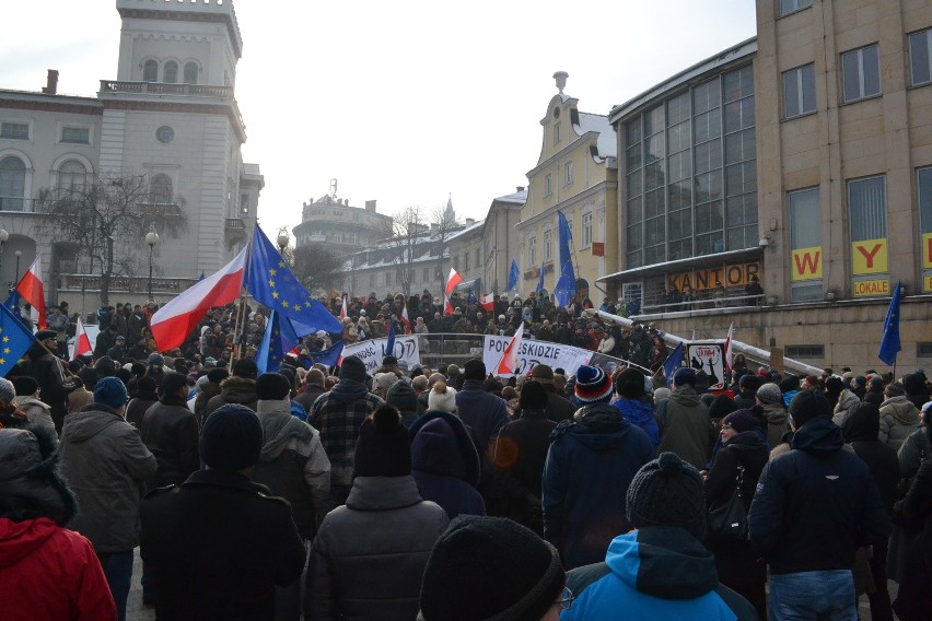 Manifestacja KOD w Bielsku-Białej. Mróz, demokracja, narodowcy i... poseł Pięta [ZDJĘCIA]